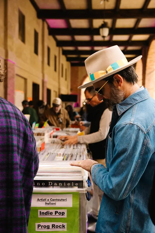 Uomo con cappello sfoglia vinili, etichette Indie Pop e Prog Rock